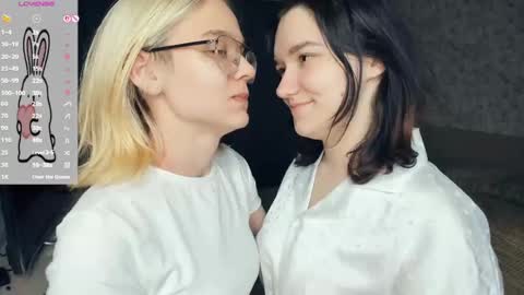 Violet and Isabel online show from 05-19-26, 07:20