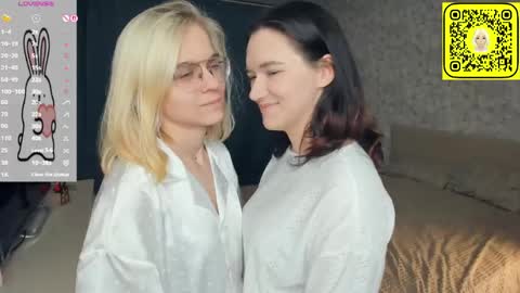 Violet and Isabel online show from 05-29-26, 07:23