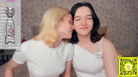 Violet and Isabel online show from 06-08-26, 07:03