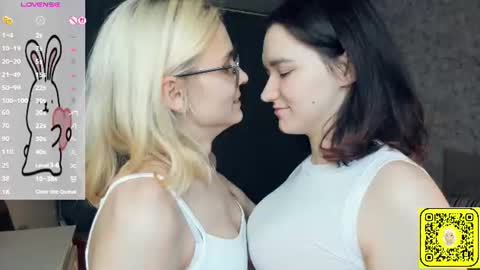 Violet and Isabel online show from 06-18-26, 07:18