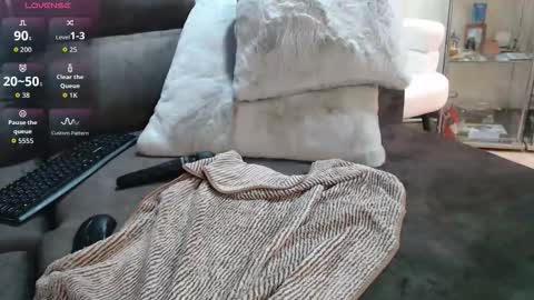 Mia online show from 09-16-25, 01:17