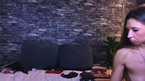Snapshot of ladyagata chatting on 06-15-26, 10:06 Jenny online show from 06-15-26, 10:06