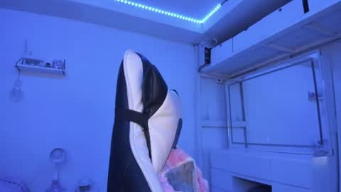 Snapshot of ladybrown_16 chatting on 06-19-26, 03:55 Lady online show from 06-19-26, 03:55