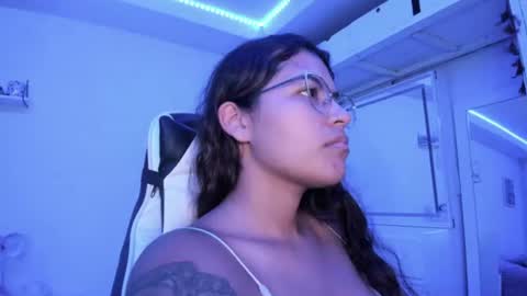 Snapshot of ladybrown_16 chatting on 06-27-26, 04:39 Lady online show from 06-27-26, 04:39