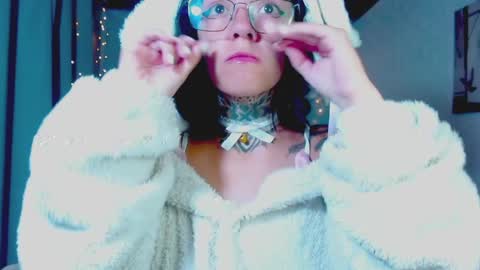 Snapshot of lannie_gonzales chatting on 04-08-26, 12:49 LANNIE online show from 04-08-26, 12:49