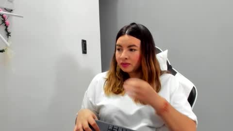 Lara online show from 05-22-26, 01:35