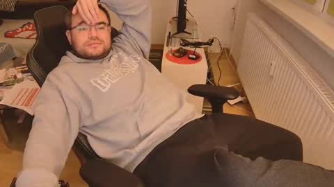 latexboy893 online show from 12-17-25, 07:53