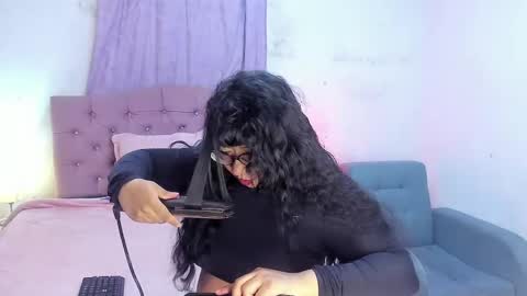 Snapshot of latinabombsheell chatting on 05-11-26, 05:57 Martina online show from 05-11-26, 05:57