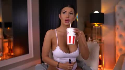 Latina online show from 06-28-26, 06:25