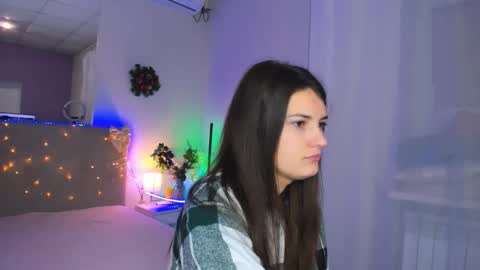 Snapshot of laura__leee chatting on 12-23-25, 06:11 Laura online show from 12-23-25, 06:11