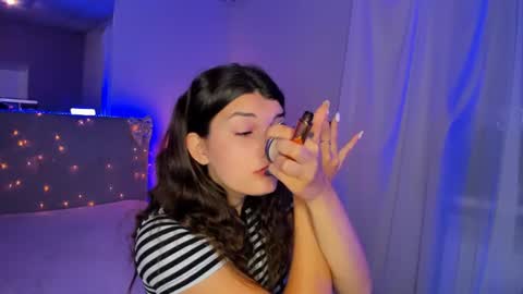 Snapshot of laura__leee chatting on 06-19-26, 05:01 Laura online show from 06-19-26, 05:01