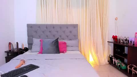 Snapshot of laura__martiinez chatting on 05-18-26, 04:07 online show from 05-18-26, 04:07