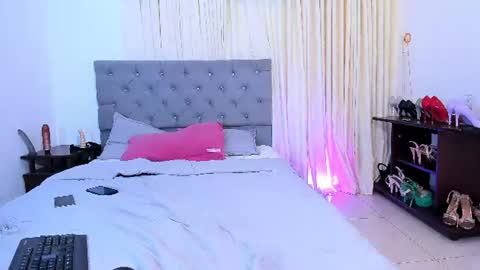 Snapshot of laura__martiinez chatting on 06-10-26, 02:45 online show from 06-10-26, 02:45