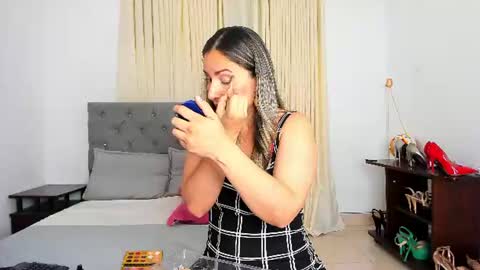 Snapshot of laura__martiinez chatting on 06-19-26, 02:38 online show from 06-19-26, 02:38