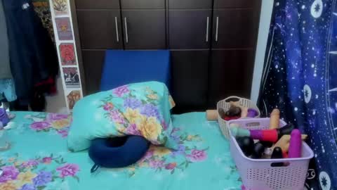 Snapshot of laura_anal_ chatting on 05-04-26, 07:10 Wen online show from 05-04-26, 07:10