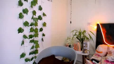Snapshot of laura_candy02 chatting on 05-11-26, 02:23 LAURA online show from 05-11-26, 02:23