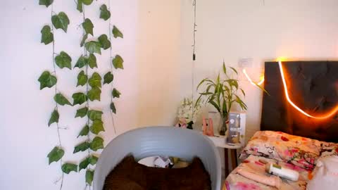 Snapshot of laura_candy02 chatting on 05-19-26, 03:40 LAURA online show from 05-19-26, 03:40