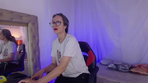 Snapshot of laurasofia45 chatting on 04-11-26, 05:56 Laura Sofia online show from 04-11-26, 05:56