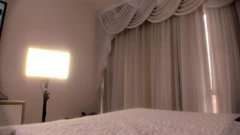 Lauren Saenz online show from 09-12-25, 12:05