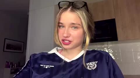 Snapshot of laurineleconey chatting on 06-19-26, 01:37 Bella online show from 06-19-26, 01:37
