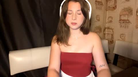 Snapshot of lavinabinney chatting on 12-20-25, 04:14 Emily online show from 12-20-25, 04:14