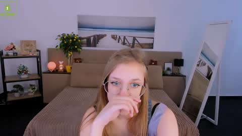 Snapshot of layriantavee chatting on 03-05-25, 10:00 layriantavee online show from 03-05-25, 10:00