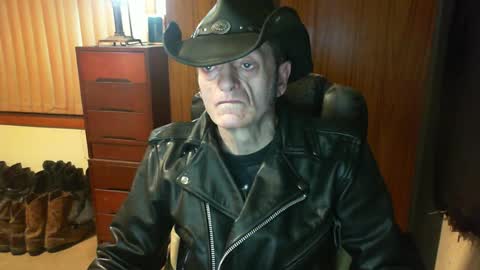 Snapshot of leathergreaser chatting on 07-05-26, 07:32 leathergreaser online show from 07-05-26, 07:32