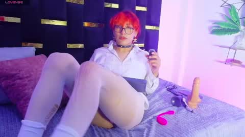 Snapshot of lee_roses chatting on 06-26-26, 02:21 leeh online show from 06-26-26, 02:21