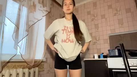 Hellomy name is Natalyits my first day here nice to meet you Give me 50 thumbs ups online show from 04-24-26, 03:20