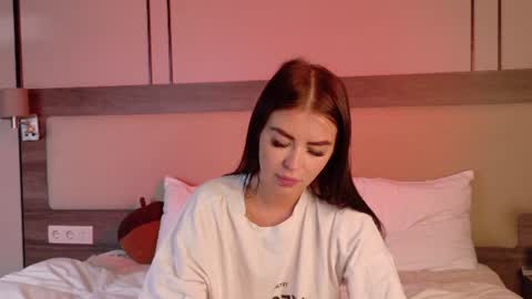 Snapshot of leonameilee chatting on 06-24-26, 06:12 Mila online show from 06-24-26, 06:12