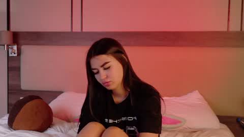 Snapshot of leonameilee chatting on 06-28-26, 06:30 Mila online show from 06-28-26, 06:30