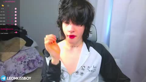 Snapshot of leonkissboy chatting on 03-31-26, 07:53 leonkissboy online show from 03-31-26, 07:53