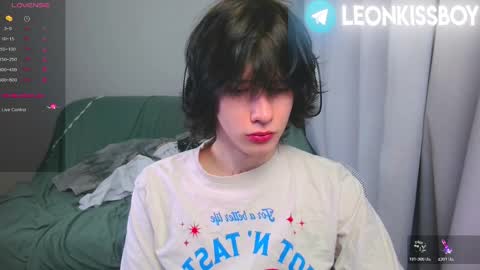 Snapshot of leonkissboy chatting on 04-10-26, 07:07 leonkissboy online show from 04-10-26, 07:07