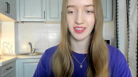 Snapshot of leslie_my_lovee chatting on 11-22-25, 01:43 LESLIE online show from 11-22-25, 01:43