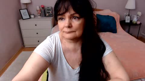 Snapshot of leveme2night chatting on 06-12-26, 11:42 Mary online show from 06-12-26, 11:42