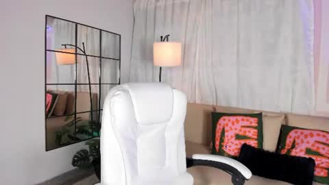 Snapshot of liaamoon_ chatting on 06-17-26, 12:18 Lia online show from 06-17-26, 12:18