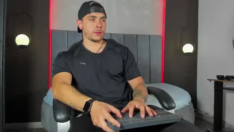 Snapshot of liam_walk chatting on 04-24-26, 07:05 Liam online show from 04-24-26, 07:05