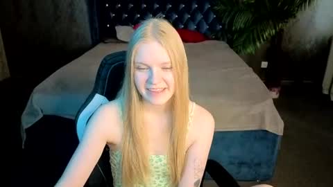 Snapshot of lil_cookie_monster chatting on 07-18-26, 11:25 Erica online show from 07-18-26, 11:25