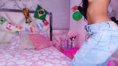 Snapshot of lili_jhonson chatting on 06-20-26, 11:57 Lily online show from 06-20-26, 11:57