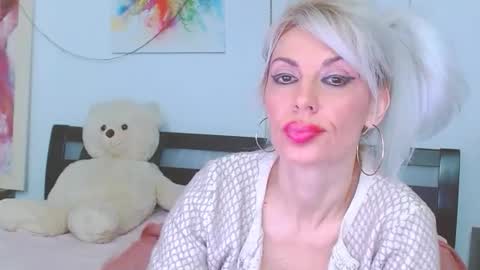 Lara online show from 02-24-26, 01:03