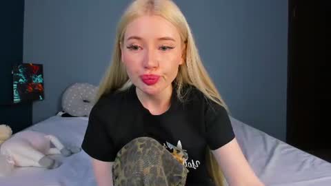 Snapshot of lillie_berry chatting on 06-30-26, 05:19 lillie_berry online show from 06-30-26, 05:19