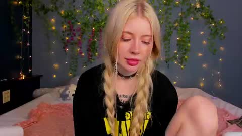 Snapshot of lillie_berry chatting on 07-14-26, 10:21 lillie_berry online show from 07-14-26, 10:21