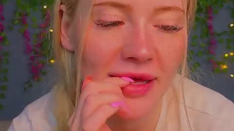 Snapshot of lillie_berry chatting on 07-16-26, 05:35 lillie_berry online show from 07-16-26, 05:35