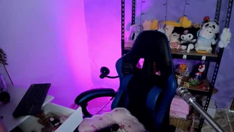 Snapshot of lilly_kinky chatting on 12-14-25, 03:56 Lilly online show from 12-14-25, 03:56