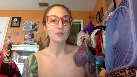 Snapshot of lillylushabae chatting on 11-19-25, 08:09 hi guys im back on here 3 online show from 11-19-25, 08:09