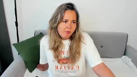 Snapshot of lily_bel chatting on 06-10-26, 01:06 Lily online show from 06-10-26, 01:06