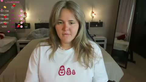 Snapshot of lily_bel chatting on 07-16-26, 01:22 Lily online show from 07-16-26, 01:22