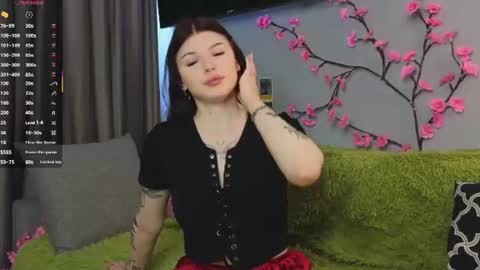 Snapshot of lily_qute chatting on 06-21-26, 10:18 Lily online show from 06-21-26, 10:18
