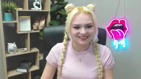 Snapshot of lilysweetxo chatting on 03-20-26, 08:08 Lily online show from 03-20-26, 08:08