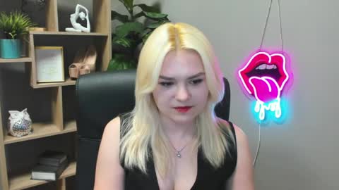 Snapshot of lilysweetxo chatting on 03-24-26, 07:35 Lily online show from 03-24-26, 07:35